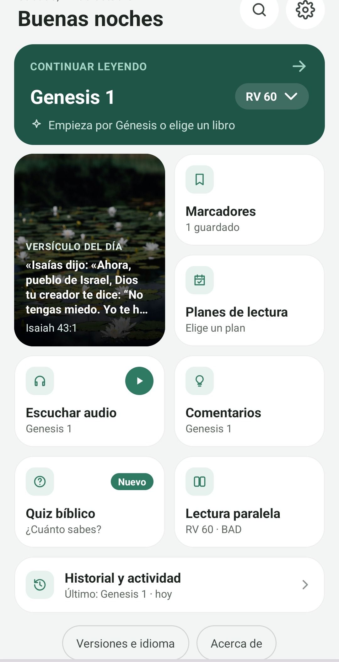 Pantalla de inicio de Bible Versions con el versículo del día y los accesos a cada función